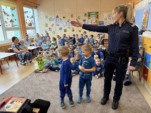 Zdjęcia przedstawiają spotkanie policjantów z leżajskiej komendy z przedszkolakami z przedszkola &amp;quot;Promyczek&amp;quot; w Leżajsku. Policjanci byli umundurowani i prowadzili zajęcia dla najmłodszych.