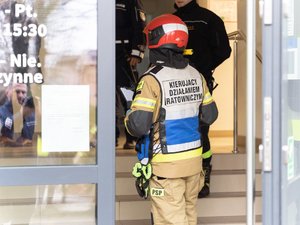 Zdjęcia przedstawiają przebieg ćwiczeń zarządzania kryzysowego, które odbyły się na terenie Starostwa Powiatowego w Leżajsku. Na zdjęciach widoczni są strażacy z Komendy Powiatowej Państwowej Straży Pożarnej w Leżajsku oraz Komendy Powiatowej Policji w Leżajsku.