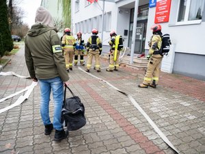 Zdjęcia przedstawiają przebieg ćwiczeń zarządzania kryzysowego, które odbyły się na terenie Starostwa Powiatowego w Leżajsku. Na zdjęciach widoczni są strażacy z Komendy Powiatowej Państwowej Straży Pożarnej w Leżajsku oraz Komendy Powiatowej Policji w Leżajsku.