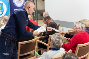 Zdjęcie przedstawia przebieg ewaluacyjnej debaty społecznej w Nowej Sarzynie. Wydarzenie zorganizowali i przeprowadzili funkcjonariusze Komendy Powiatowej Policji w Leżajsku oraz Komisariatu Policji w Nowej Sarzynie.