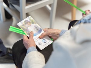 Zdjęcie przedstawia przebieg ewaluacyjnej debaty społecznej w Nowej Sarzynie. Wydarzenie zorganizowali i przeprowadzili funkcjonariusze Komendy Powiatowej Policji w Leżajsku oraz Komisariatu Policji w Nowej Sarzynie.