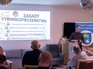 Zdjęcie przedstawia przebieg ewaluacyjnej debaty społecznej w Nowej Sarzynie. Wydarzenie zorganizowali i przeprowadzili funkcjonariusze Komendy Powiatowej Policji w Leżajsku oraz Komisariatu Policji w Nowej Sarzynie.