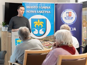 Zdjęcie przedstawia przebieg ewaluacyjnej debaty społecznej w Nowej Sarzynie. Wydarzenie zorganizowali i przeprowadzili funkcjonariusze Komendy Powiatowej Policji w Leżajsku oraz Komisariatu Policji w Nowej Sarzynie.