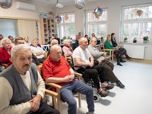 Zdjęcie przedstawia przebieg ewaluacyjnej debaty społecznej w Nowej Sarzynie. Wydarzenie zorganizowali i przeprowadzili funkcjonariusze Komendy Powiatowej Policji w Leżajsku oraz Komisariatu Policji w Nowej Sarzynie.