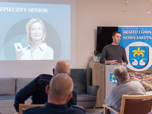 Zdjęcie przedstawia przebieg ewaluacyjnej debaty społecznej w Nowej Sarzynie. Wydarzenie zorganizowali i przeprowadzili funkcjonariusze Komendy Powiatowej Policji w Leżajsku oraz Komisariatu Policji w Nowej Sarzynie.