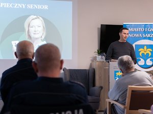 Zdjęcie przedstawia przebieg ewaluacyjnej debaty społecznej w Nowej Sarzynie. Wydarzenie zorganizowali i przeprowadzili funkcjonariusze Komendy Powiatowej Policji w Leżajsku oraz Komisariatu Policji w Nowej Sarzynie.