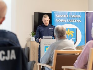 Zdjęcie przedstawia przebieg ewaluacyjnej debaty społecznej w Nowej Sarzynie. Wydarzenie zorganizowali i przeprowadzili funkcjonariusze Komendy Powiatowej Policji w Leżajsku oraz Komisariatu Policji w Nowej Sarzynie.