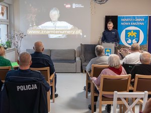 Zdjęcie przedstawia przebieg ewaluacyjnej debaty społecznej w Nowej Sarzynie. Wydarzenie zorganizowali i przeprowadzili funkcjonariusze Komendy Powiatowej Policji w Leżajsku oraz Komisariatu Policji w Nowej Sarzynie.