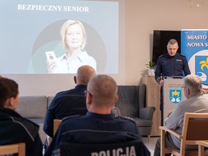 Zdjęcie przedstawia przebieg ewaluacyjnej debaty społecznej w Nowej Sarzynie. Wydarzenie zorganizowali i przeprowadzili funkcjonariusze Komendy Powiatowej Policji w Leżajsku oraz Komisariatu Policji w Nowej Sarzynie.