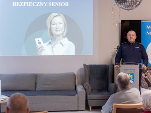 Zdjęcie przedstawia przebieg ewaluacyjnej debaty społecznej w Nowej Sarzynie. Wydarzenie zorganizowali i przeprowadzili funkcjonariusze Komendy Powiatowej Policji w Leżajsku oraz Komisariatu Policji w Nowej Sarzynie.