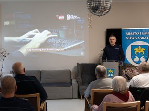 Zdjęcie przedstawia przebieg ewaluacyjnej debaty społecznej w Nowej Sarzynie. Wydarzenie zorganizowali i przeprowadzili funkcjonariusze Komendy Powiatowej Policji w Leżajsku oraz Komisariatu Policji w Nowej Sarzynie.