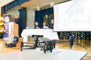 Zdjęcia przedstawiają przebieg ewaluacyjnej debaty społecznej, która odbyła się w Gminnym Ośrodku Kultury w Starym Mieście. Została ona zorganizowana przez funkcjonariuszy Komendy Powiatowej Policji w Leżajsku. Na zdjęciach widać umundurowanych policjantów ruchu drogowego oraz kobietę - cywila. W kadrze zdjęć widać także osoby - uczestników debaty.