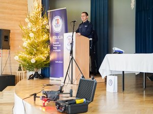 Zdjęcia przedstawiają przebieg ewaluacyjnej debaty społecznej, która odbyła się w Gminnym Ośrodku Kultury w Starym Mieście. Została ona zorganizowana przez funkcjonariuszy Komendy Powiatowej Policji w Leżajsku. Na zdjęciach widać umundurowanych policjantów ruchu drogowego oraz kobietę - cywila. W kadrze zdjęć widać także osoby - uczestników debaty.