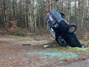 Zdjęcia przedstawiają zdarzenie drogowe, do którego doszło na drodze powiatowej pomiędzy Brzózą Stadnicką , a Brzózą Królewską. Na zdjęciu widoczny jest wrak pojazdu Volkswagen, który leży na dachu.