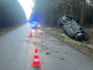 Zdjęcia przedstawiają zdarzenie drogowe, do którego doszło na drodze powiatowej pomiędzy Brzózą Stadnicką , a Brzózą Królewską. Na zdjęciu widoczny jest wrak pojazdu Volkswagen, który leży na dachu.