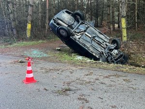 Zdjęcia przedstawiają zdarzenie drogowe, do którego doszło na drodze powiatowej pomiędzy Brzózą Stadnicką , a Brzózą Królewską. Na zdjęciu widoczny jest wrak pojazdu Volkswagen, który leży na dachu.