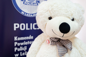 Zdjęcia przedstawiają funkcjonariuszki z Komendy Powiatowej Policji w Leżajsku podczas realizowania projektu &quot;Szlachetnej Paczki&quot;. Na zdjęciach znajdują się dwie kobiety. Jedna z nich jest ubrana w policyjny mundur, a druga w czerwoną bluzę z napisem &quot;Lubię Ludzi&quot;. Zdjęcie jest zrobione w pomieszczeniu. Widoczny jest rollup komendy.