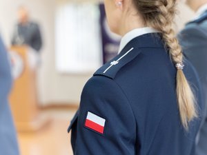 Zdjęcia przedstawiają przebieg uroczystej zbiórki, z okazji wręczenia aktów mianowania leżajskim funkcjonariuszom. Zbiórka odbyła się w świetlicy Komendy Powiatowej Policji w Leżajsku. Udział w niej wzięli policjanci ze szczebla kierowniczego oraz awansowani. Wszyscy byli umundurowani na galowo.