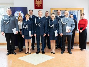 Zdjęcia przedstawiają przebieg uroczystej zbiórki, z okazji wręczenia aktów mianowania leżajskim funkcjonariuszom. Zbiórka odbyła się w świetlicy Komendy Powiatowej Policji w Leżajsku. Udział w niej wzięli policjanci ze szczebla kierowniczego oraz awansowani. Wszyscy byli umundurowani na galowo.