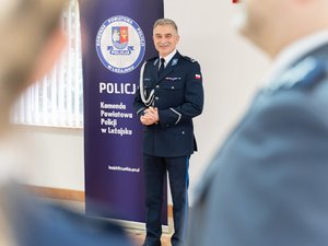 Zdjęcia przedstawiają przebieg uroczystej zbiórki, z okazji wręczenia aktów mianowania leżajskim funkcjonariuszom. Zbiórka odbyła się w świetlicy Komendy Powiatowej Policji w Leżajsku. Udział w niej wzięli policjanci ze szczebla kierowniczego oraz awansowani. Wszyscy byli umundurowani na galowo.