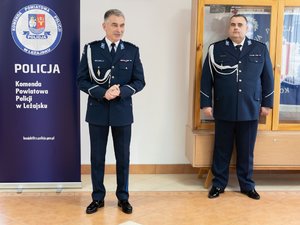 Zdjęcia przedstawiają przebieg uroczystej zbiórki, z okazji wręczenia aktów mianowania leżajskim funkcjonariuszom. Zbiórka odbyła się w świetlicy Komendy Powiatowej Policji w Leżajsku. Udział w niej wzięli policjanci ze szczebla kierowniczego oraz awansowani. Wszyscy byli umundurowani na galowo.