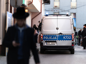 Zdjęcia przedstawiają przebieg pielgrzymki Chasydów do Leżajska. NA zdjęciach dziennych jak i nocnych widoczni są umundurowani funkcjonariusze, któzy w tym czasie dbali o bezpieczeńśtwo pielgrzymów i mieszkańców.