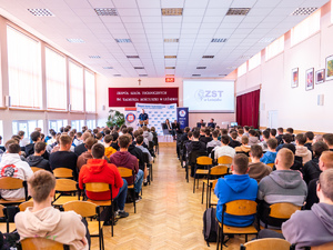 Zdjęcia przedstawiają przebieg debaty społecznej, która odbyła się na sali w Zespole Szkół Technicznych im. Tadeusza Kościuszki w Leżajsku. Na zdjęciach widoczni są umundurowani policjanci oraz przedstawicielki Powiatowej Stacji Sanitarno-Epidemiologicznej w Leżajsku.