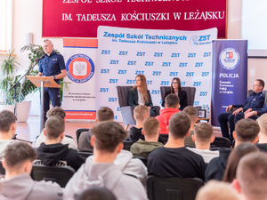 Zdjęcia przedstawiają przebieg debaty społecznej, która odbyła się na sali w Zespole Szkół Technicznych im. Tadeusza Kościuszki w Leżajsku. Na zdjęciach widoczni są umundurowani policjanci oraz przedstawicielki Powiatowej Stacji Sanitarno-Epidemiologicznej w Leżajsku.