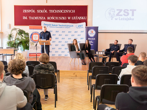 Zdjęcia przedstawiają przebieg debaty społecznej, która odbyła się na sali w Zespole Szkół Technicznych im. Tadeusza Kościuszki w Leżajsku. Na zdjęciach widoczni są umundurowani policjanci oraz przedstawicielki Powiatowej Stacji Sanitarno-Epidemiologicznej w Leżajsku.