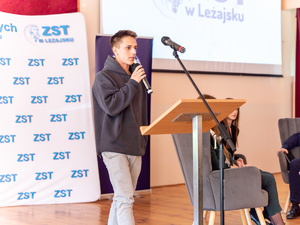 Zdjęcia przedstawiają przebieg debaty społecznej, która odbyła się na sali w Zespole Szkół Technicznych im. Tadeusza Kościuszki w Leżajsku. Na zdjęciach widoczni są umundurowani policjanci oraz przedstawicielki Powiatowej Stacji Sanitarno-Epidemiologicznej w Leżajsku.