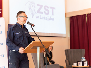 Zdjęcia przedstawiają przebieg debaty społecznej, która odbyła się na sali w Zespole Szkół Technicznych im. Tadeusza Kościuszki w Leżajsku. Na zdjęciach widoczni są umundurowani policjanci oraz przedstawicielki Powiatowej Stacji Sanitarno-Epidemiologicznej w Leżajsku.