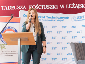 Zdjęcia przedstawiają przebieg debaty społecznej, która odbyła się na sali w Zespole Szkół Technicznych im. Tadeusza Kościuszki w Leżajsku. Na zdjęciach widoczni są umundurowani policjanci oraz przedstawicielki Powiatowej Stacji Sanitarno-Epidemiologicznej w Leżajsku.