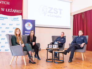 Zdjęcia przedstawiają przebieg debaty społecznej, która odbyła się na sali w Zespole Szkół Technicznych im. Tadeusza Kościuszki w Leżajsku. Na zdjęciach widoczni są umundurowani policjanci oraz przedstawicielki Powiatowej Stacji Sanitarno-Epidemiologicznej w Leżajsku.