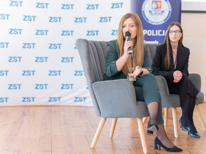Zdjęcia przedstawiają przebieg debaty społecznej, która odbyła się na sali w Zespole Szkół Technicznych im. Tadeusza Kościuszki w Leżajsku. Na zdjęciach widoczni są umundurowani policjanci oraz przedstawicielki Powiatowej Stacji Sanitarno-Epidemiologicznej w Leżajsku.