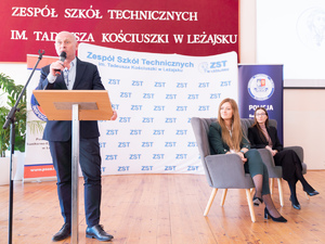 Zdjęcia przedstawiają przebieg debaty społecznej, która odbyła się na sali w Zespole Szkół Technicznych im. Tadeusza Kościuszki w Leżajsku. Na zdjęciach widoczni są umundurowani policjanci oraz przedstawicielki Powiatowej Stacji Sanitarno-Epidemiologicznej w Leżajsku.