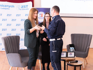 Zdjęcia przedstawiają przebieg debaty społecznej, która odbyła się na sali w Zespole Szkół Technicznych im. Tadeusza Kościuszki w Leżajsku. Na zdjęciach widoczni są umundurowani policjanci oraz przedstawicielki Powiatowej Stacji Sanitarno-Epidemiologicznej w Leżajsku.