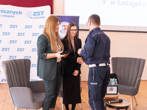 Zdjęcia przedstawiają przebieg debaty społecznej, która odbyła się na sali w Zespole Szkół Technicznych im. Tadeusza Kościuszki w Leżajsku. Na zdjęciach widoczni są umundurowani policjanci oraz przedstawicielki Powiatowej Stacji Sanitarno-Epidemiologicznej w Leżajsku.