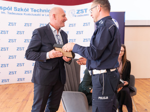 Zdjęcia przedstawiają przebieg debaty społecznej, która odbyła się na sali w Zespole Szkół Technicznych im. Tadeusza Kościuszki w Leżajsku. Na zdjęciach widoczni są umundurowani policjanci oraz przedstawicielki Powiatowej Stacji Sanitarno-Epidemiologicznej w Leżajsku.