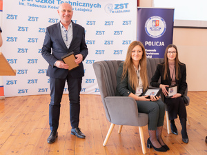 Zdjęcia przedstawiają przebieg debaty społecznej, która odbyła się na sali w Zespole Szkół Technicznych im. Tadeusza Kościuszki w Leżajsku. Na zdjęciach widoczni są umundurowani policjanci oraz przedstawicielki Powiatowej Stacji Sanitarno-Epidemiologicznej w Leżajsku.