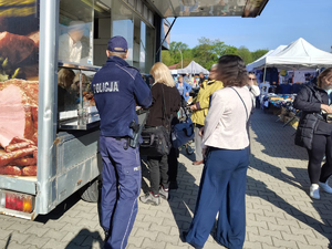 Zdjęcie przedstawia działania kontrolne leżajskich policjantów wspólnie z sanepidem i inspekcją weterynarii.