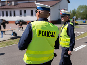 Zdjęcia przedstawiają przebieg powiatowych eliminacji ogólnopolskiego konkursu bezpieczeństwa w ruchu drogowym, który został zorganizowany w Szkole Podstawowej w Jelnej. NA zdjęciach widoczni są policjanci oraz osoby biorące udział w konkurencjach.