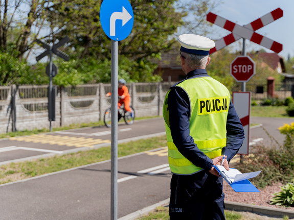 Zdjęcia przedstawiają przebieg powiatowych eliminacji ogólnopolskiego konkursu bezpieczeństwa w ruchu drogowym, który został zorganizowany w Szkole Podstawowej w Jelnej. NA zdjęciach widoczni są policjanci oraz osoby biorące udział w konkurencjach.