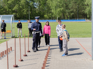 Zdjęcia przedstawiają przebieg powiatowych eliminacji ogólnopolskiego konkursu bezpieczeństwa w ruchu drogowym, który został zorganizowany w Szkole Podstawowej w Jelnej. NA zdjęciach widoczni są policjanci oraz osoby biorące udział w konkurencjach.