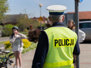 Zdjęcia przedstawiają przebieg powiatowych eliminacji ogólnopolskiego konkursu bezpieczeństwa w ruchu drogowym, który został zorganizowany w Szkole Podstawowej w Jelnej. NA zdjęciach widoczni są policjanci oraz osoby biorące udział w konkurencjach.