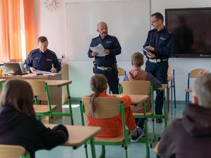Zdjęcia przedstawiają przebieg powiatowych eliminacji ogólnopolskiego konkursu bezpieczeństwa w ruchu drogowym, który został zorganizowany w Szkole Podstawowej w Jelnej. NA zdjęciach widoczni są policjanci oraz osoby biorące udział w konkurencjach.
