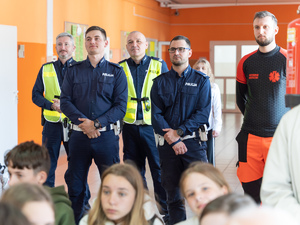 Zdjęcia przedstawiają przebieg powiatowych eliminacji ogólnopolskiego konkursu bezpieczeństwa w ruchu drogowym, który został zorganizowany w Szkole Podstawowej w Jelnej. NA zdjęciach widoczni są policjanci oraz osoby biorące udział w konkurencjach.