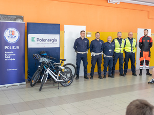 Zdjęcia przedstawiają przebieg powiatowych eliminacji ogólnopolskiego konkursu bezpieczeństwa w ruchu drogowym, który został zorganizowany w Szkole Podstawowej w Jelnej. NA zdjęciach widoczni są policjanci oraz osoby biorące udział w konkurencjach.
