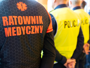 Zdjęcia przedstawiają przebieg powiatowych eliminacji ogólnopolskiego konkursu bezpieczeństwa w ruchu drogowym, który został zorganizowany w Szkole Podstawowej w Jelnej. NA zdjęciach widoczni są policjanci oraz osoby biorące udział w konkurencjach.