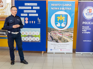 Zdjęcia przedstawiają przebieg powiatowych eliminacji ogólnopolskiego konkursu bezpieczeństwa w ruchu drogowym, który został zorganizowany w Szkole Podstawowej w Jelnej. NA zdjęciach widoczni są policjanci oraz osoby biorące udział w konkurencjach.