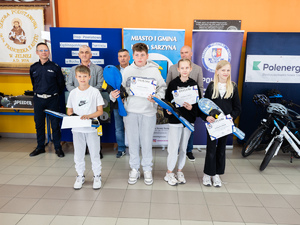 Zdjęcia przedstawiają przebieg powiatowych eliminacji ogólnopolskiego konkursu bezpieczeństwa w ruchu drogowym, który został zorganizowany w Szkole Podstawowej w Jelnej. NA zdjęciach widoczni są policjanci oraz osoby biorące udział w konkurencjach.